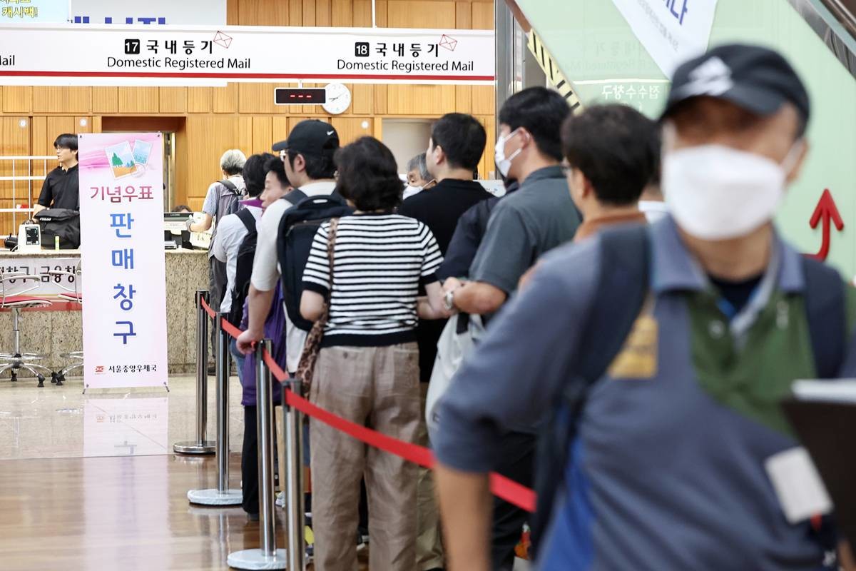11일 오전 서울 중구 서울중앙우체국 앞에서 시민들이 이재명 대통령 취임 100일 기념 우표를 구입하기 위해 길게 줄을 서 우체국 영업 시작을 기다리고 있다 / 뉴스1