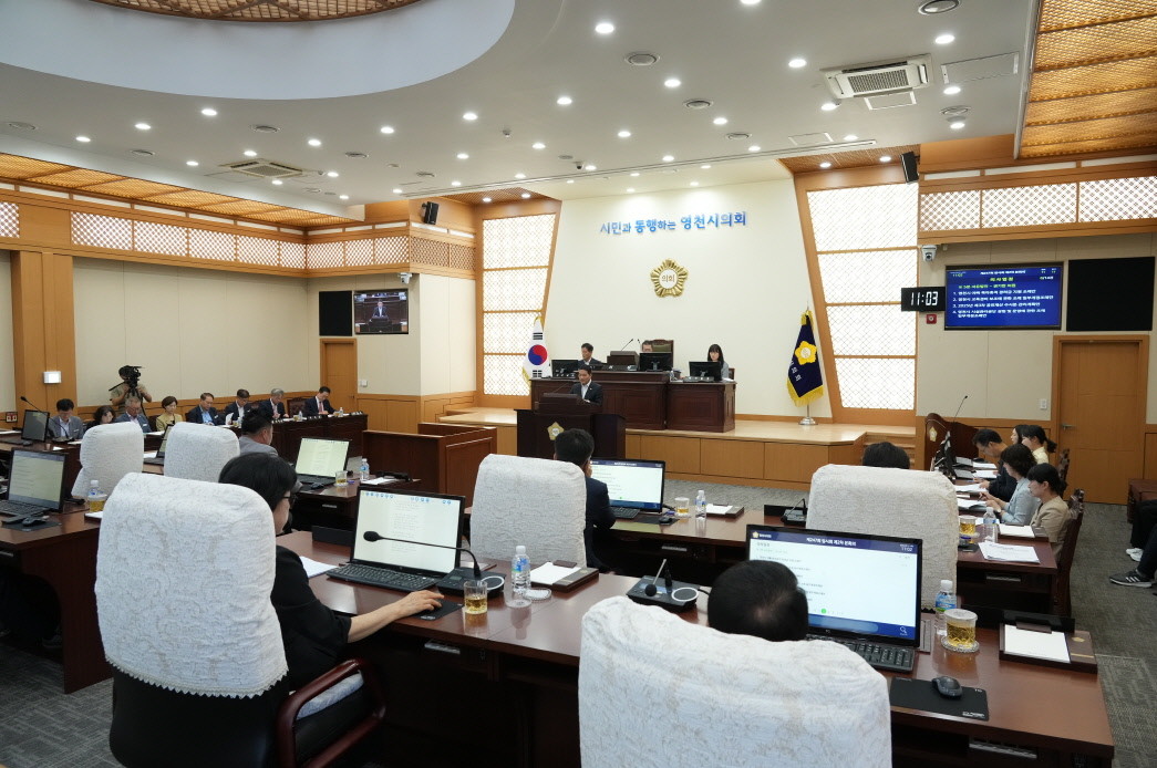 영천시의회는 11일 제247회 임시회 제2차 본회의를 끝으로 10일간의 의사일정을 마쳤다. 사진은 제247회 임시회 2차 본회의가 열린 영천시의회 회의장 모습 / 영천시의회 제공