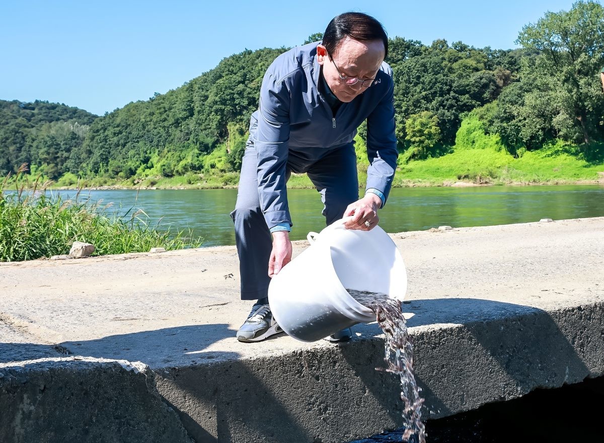 김덕현 연천군수가 한탄강 수역에서 대농갱이 치어를 방류하고 있다. / 연천군 제공
