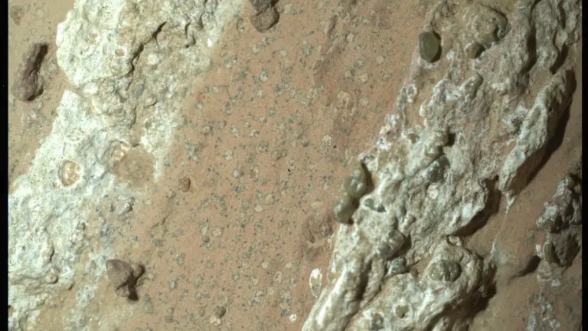 예제로 분화구에서 발견된 표범 반점 / NASA 홈페이지