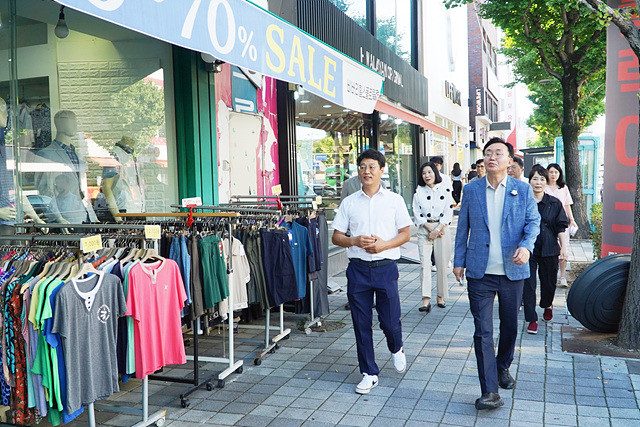나주시가 골목상권 활성화를 위해 ‘상생 페이백 이벤트’에 참가할 상가를 모집한다. 사진은 2024년 8월에 윤병태 시장이 중앙로 상가 일대 소비 촉진 활동에 나선 모습