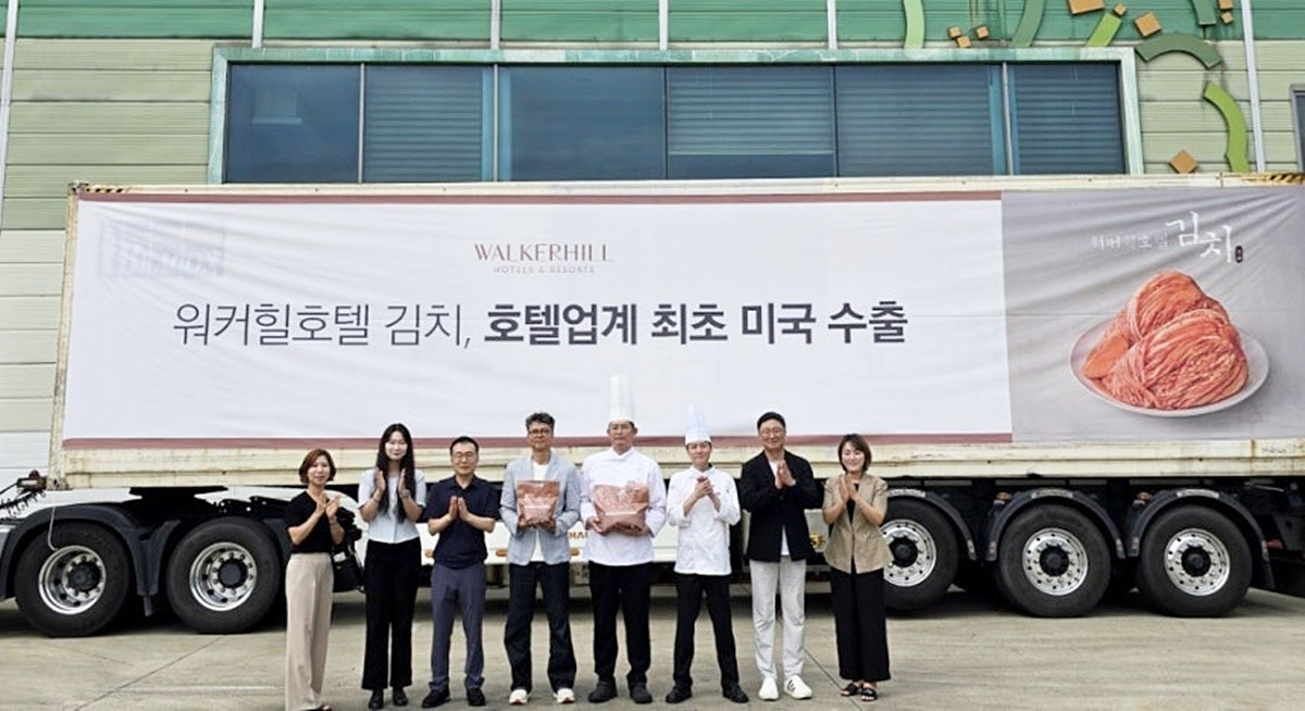 워커힐 호텔앤리조트는 한국무역협회 기준 호텔 업계 최초로 김치를 미국에 수출했다고 9일 밝혔다. 워커힐 호텔앤리조트는 지난 8일 '워커힐호텔 김치' 약 7톤을 수출용 컨테이너에 적재했다고 전했다. 이번 첫 수출 물량은 '수펙스(SUPEX) 김치' 노하우로 탄생한 '워커힐호텔 김치'로 배추김치 4kg, 총각김치 2kg 단위다. / 워커힐 호텔앤리조트 제공