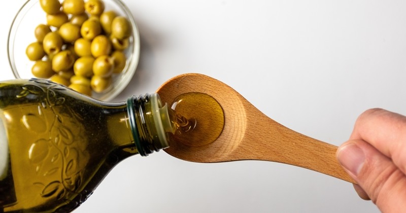 올리브유 / Mehes Daniel-shutterstock.com
