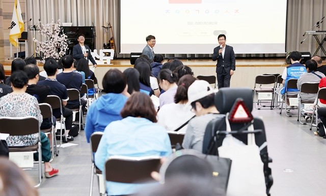 박병규 광산구청장이 11일 7층 윤상원홀에서 제11회 도전! 장애이해 골든벨행사에서 문제를 내고 있다.