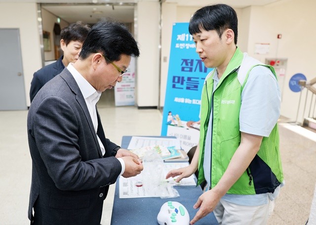 박병규 광산구청장이 11일 7층 윤상원홀에서 열린 제11회 도전! 장애이해 골든벨 행사에서 점자를 만들고 있다.