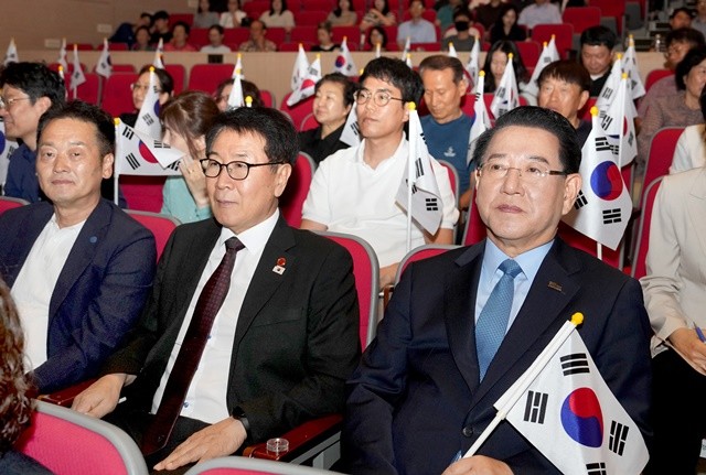 김영록 전라남도지사가 11일 도청 김대중강당에서 광복회원 및 도민들과 광복 80주년을 맞아 독립군 정신과 애국·애족의 가치공유를 통해 도민 화합 및 공직자로서의 사명감과 공동체적 책임 의식을 고취하고자 상영된 다큐멘터리 영화 ‘독립군: 끝나지 않은 전쟁’을 관람하고 있다.