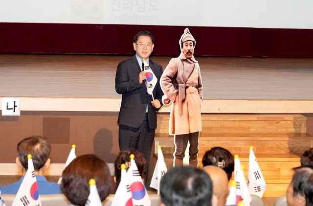 김영록 전라남도지사가 11일 도청 김대중강당에서 광복 80주년을 맞아 상영된 다큐멘터리 영화 ‘독립군: 끝나지 않은 전쟁’시사회에서 인사말을 하고 있다.
