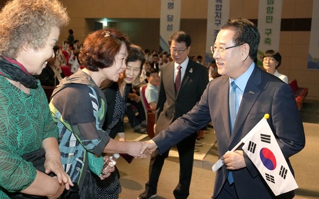 김영록 전라남도지사가 11일 도청 김대중강당에서 광복 80주년을 맞아 상영된 다큐멘터리 영화 ‘독립군: 끝나지 않은 전쟁’시사회에서 광복회 회원 가족들과 인사를 나누고 있다.