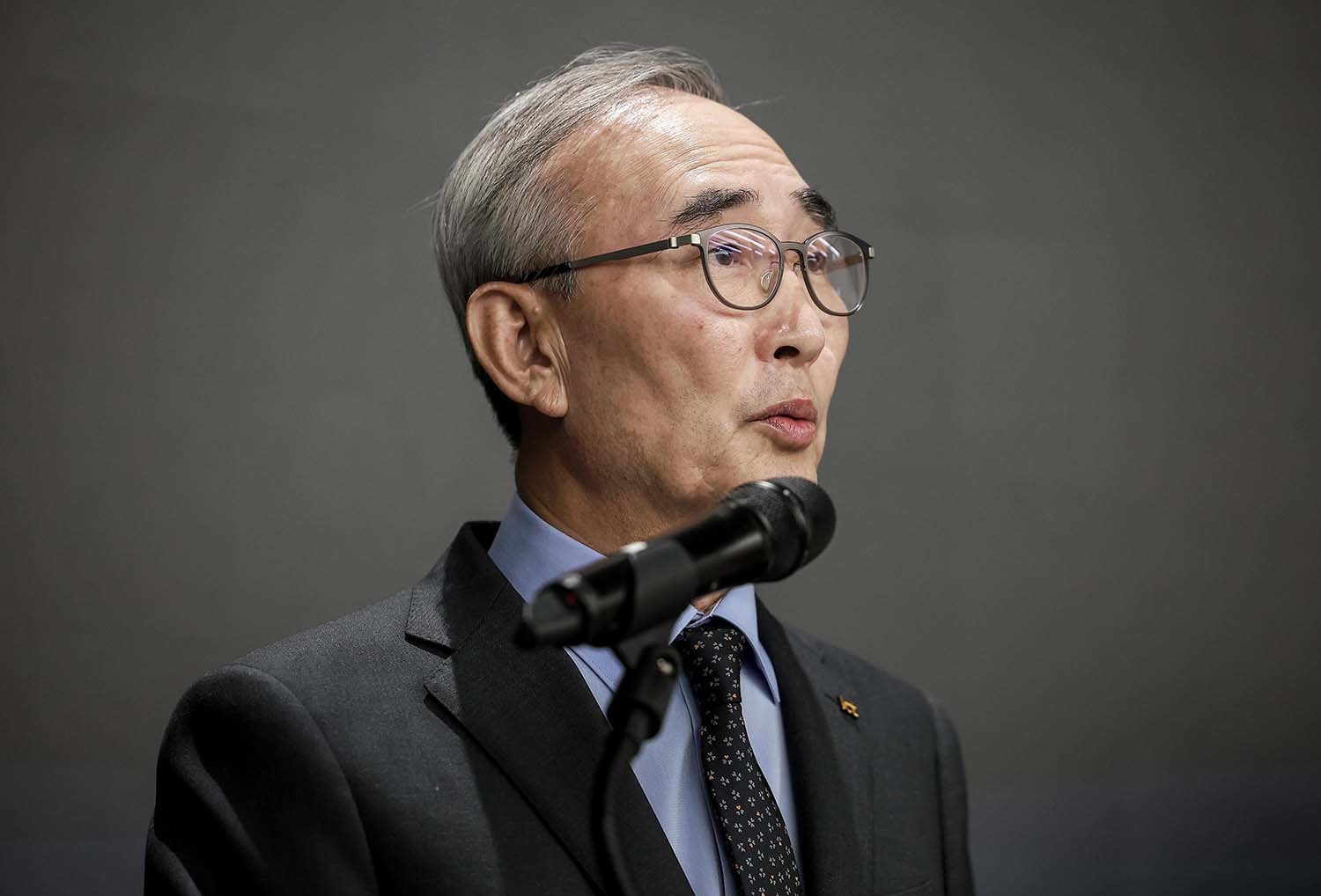 김영섭 KT 대표이사가 11일 서울 종로구 KT 광화문빌딩 웨스트 사옥에서 열린 소액결제 피해 관련 기자 브리핑에서 사과문을 발표 하고 있다. / 뉴스1