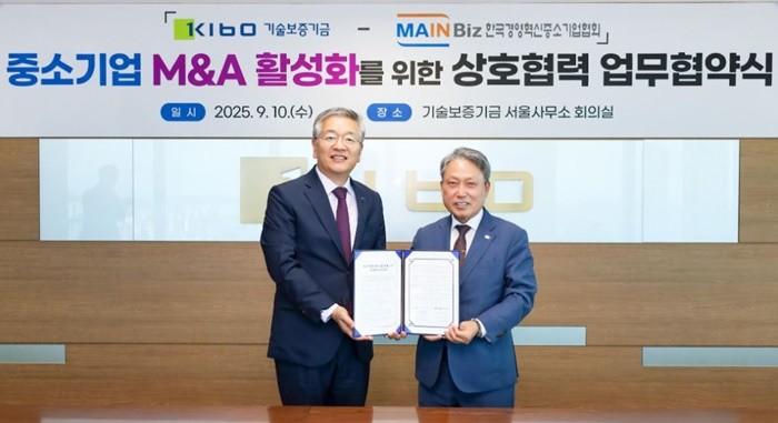 김종호 기보 이사장(왼쪽)과 김명진 메인비즈협회장이 업무협약 후 기념촬영을 하고 있다. / 사진제공=기보