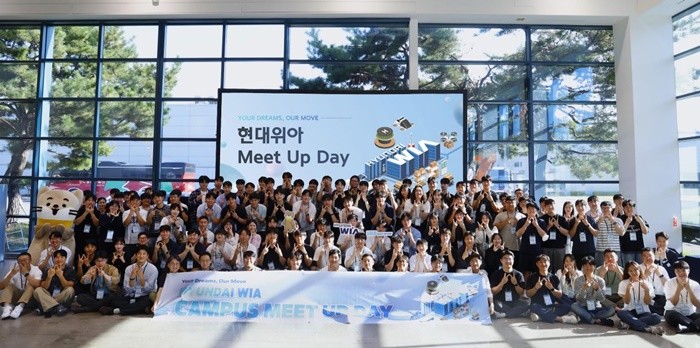 현대위아가 지난 11일 경기도 의왕시 현대위아 의왕연구소에서 개최한 ‘밋 업 데이(Meet Up Day)’에서 현대위아 임직원과 참가자들이 기념사진을 찍고 있다. / 사진제공=현대위아