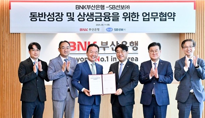 BNK부산은행(은행장 방성빈)은 11일(목) 오전, 본점 18층 대회의실에서 지역 우수 조선기자재업체인 SB선보(주)(대표이사 최금식)와 ‘동반성장 및 상생금융 업무협약’을 체결했다.(사진 오른쪽 3번째부터 BNK부산은행 방성빈 은행장, SB선보㈜ 최금식 회장) / 사진제공=부산은행