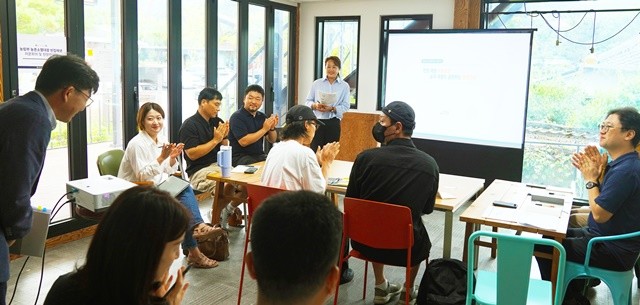 사업대상지인 강진군 병영면의 사업계획에 대한 브리핑이 진행되고 있다.