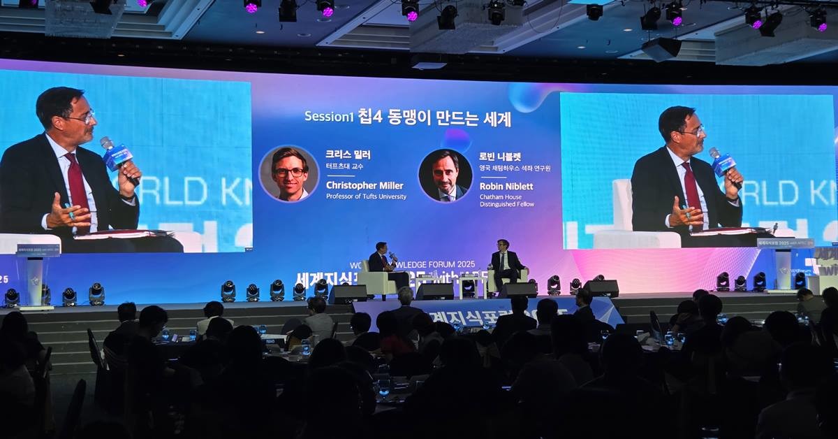경상북도는 10일 경주 더케이호텔에서 열린 ‘세계지식포럼 2025 with 경북’의 특별 대담인 ‘인사이트 토크 : 급변하는 국제정세 속 경북 첨단산업의 미래’를 개최했다./경북도