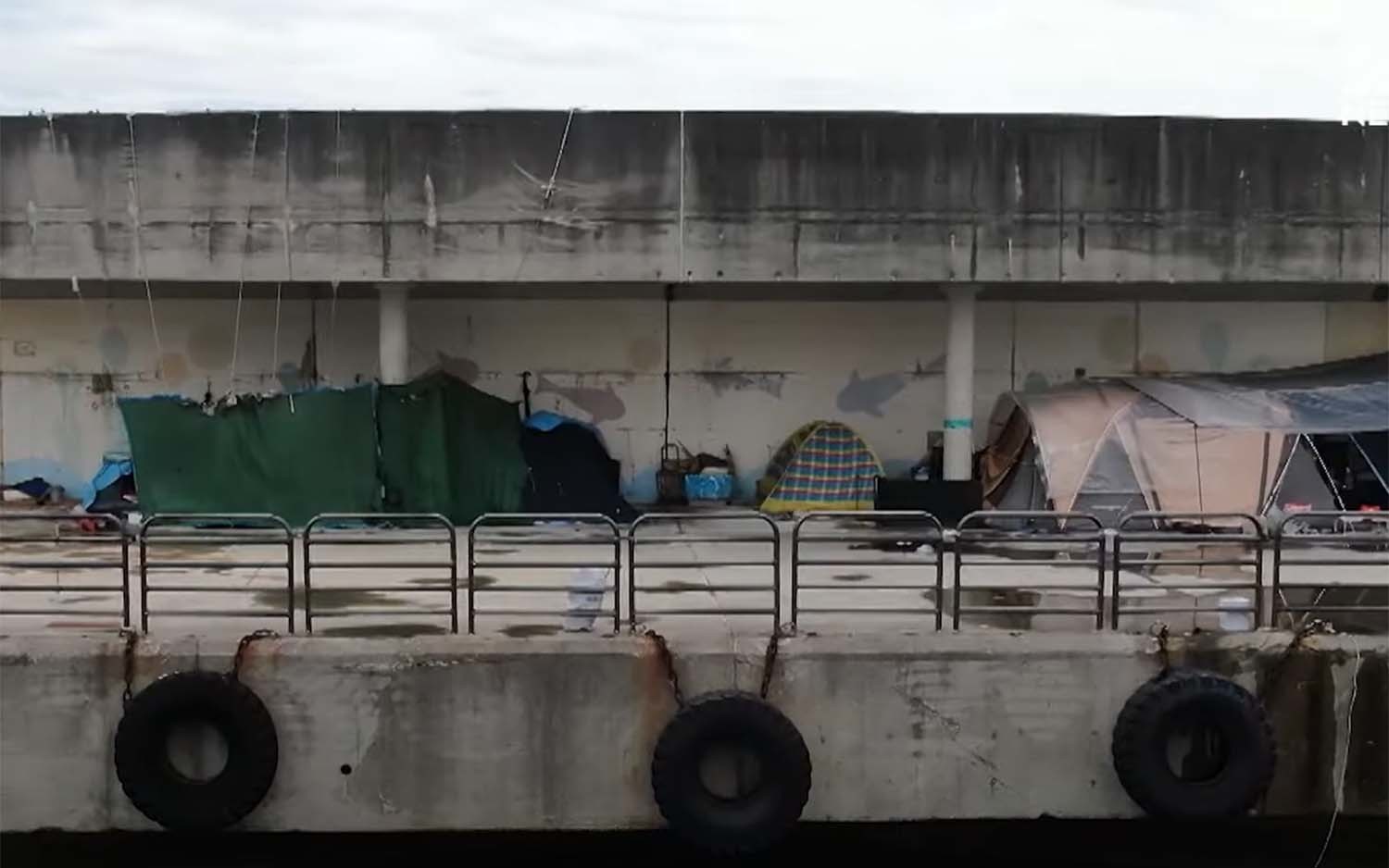 '텐트 알박기' 모습. / SBS 뉴스