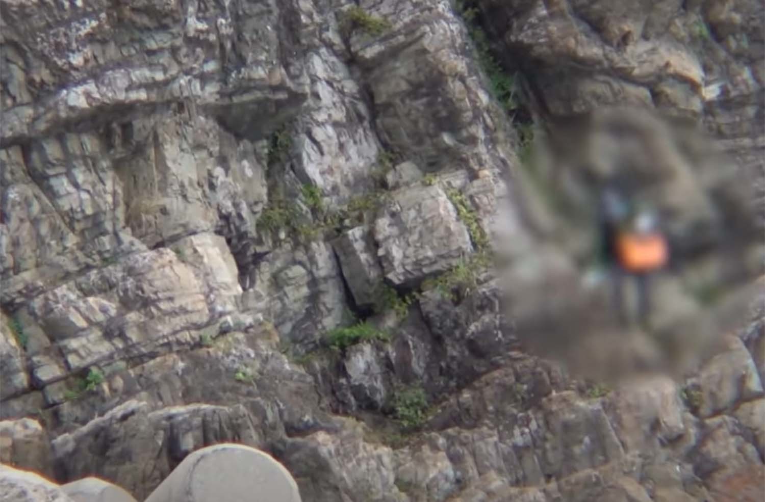 절벽에서 낚시하는 모습. / SBS 뉴스