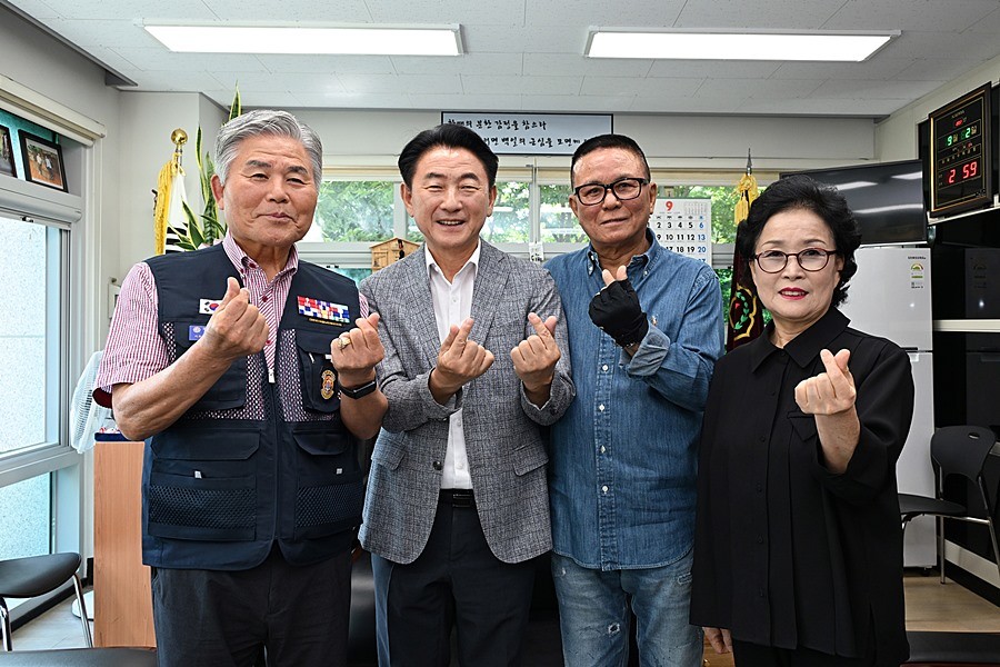 김동근 시장이 9월 2일 보훈회관에서 ‘보훈단체별 정책 간담회’를 진행한 뒤 참석자들과 기념사진을 찍고 있다