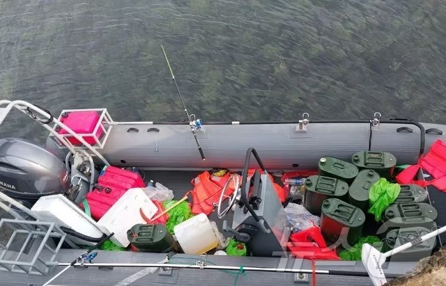 지난 8일 오전 제주 해안가에서 발견된 미확인 고무보트 / 뉴스1