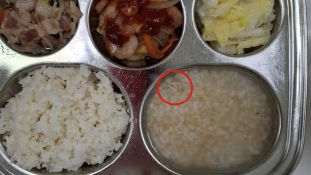 경기 평택 송탄 한 어린이집에서 나오는 급식에 유충이 발견됐다. / SNS 캡처