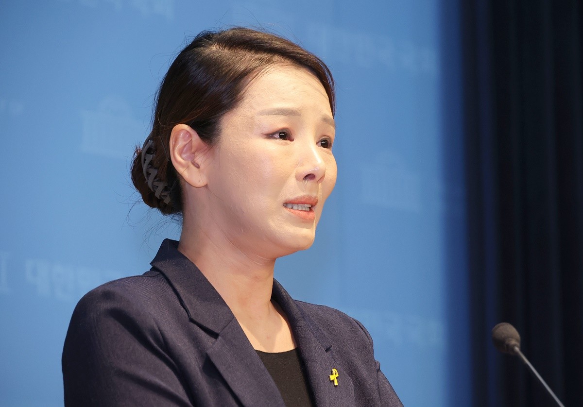 강미정 전 조국혁신당 대변인 자료 사진. 조국 조국혁신당 비대위원장이 성 비위 사건에 대한 당의 대응 과정에 문제를 제기하며 탈당한 강미정 전 대변인의 복당을 희망하고 있다고 조국혁신당이 밝혔다. 조국혁신당은 12일 언론 공지를 통해 '강미정 전 대변인이 당으로 돌아오겠다는 마음을 가질 수 있도록 진심을 다해 노력하겠다'라며 이렇게 전했다. / 연합뉴스