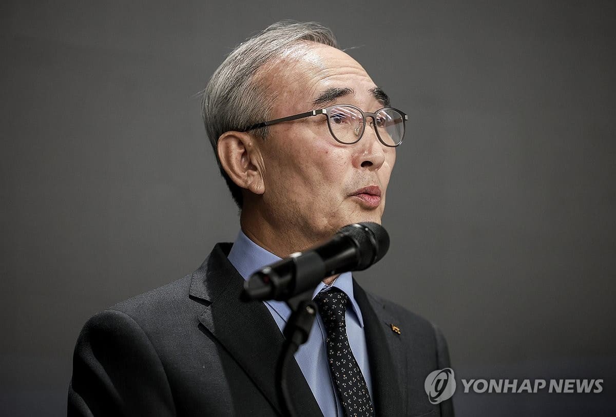 김영섭 KT 사장이 11일 서울 종로구 KT 광화문빌딩 웨스트 사옥에서 열린 소액결제 피해 관련 기자 브리핑에서 사과문을 발표하고 있다. / 연합뉴스