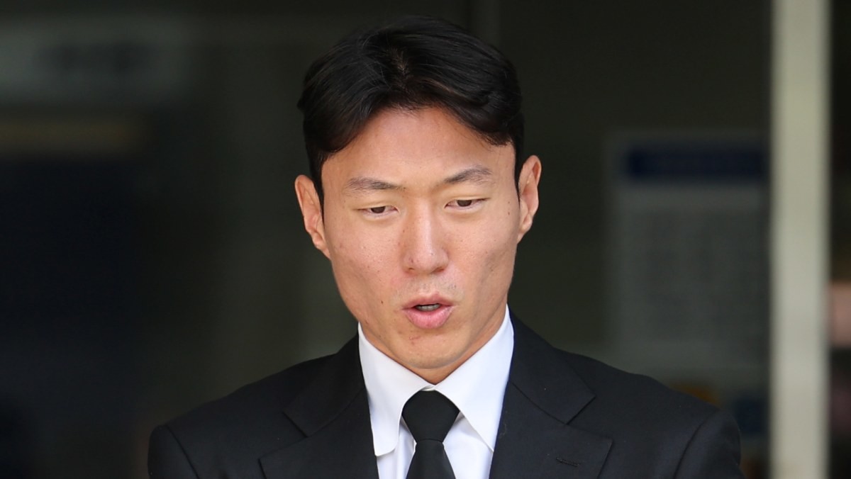 지난 4일 오후 서울 서초구 서울중앙지방법원에서 열린 성폭력범죄의처벌등에관한특례법위반(카메라등이용촬영) 항소심 선고 공판에서 1심과 같은 징역 1년 집행유예 2년을 선고받은 후 법정을 나서며 심경을 밝히고 있는 전 축구 국가대표 황의조의 모습. / 뉴스1
