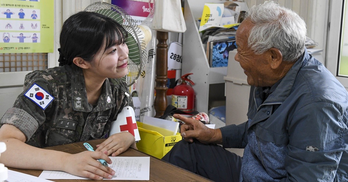 해병대 1사단 의무근무대 간호장교가 지역 어르신과 건강상담을 하고 있다. / 이하 부대 제공