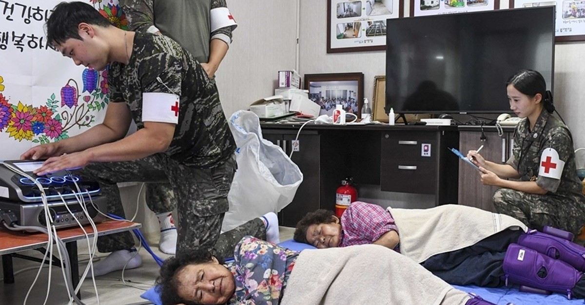 해병대 1사단 의무근무대가 포항시 장기면 산서리 마을회관에서 주민 대상으로 대민의료지원을 펼치고 있다.