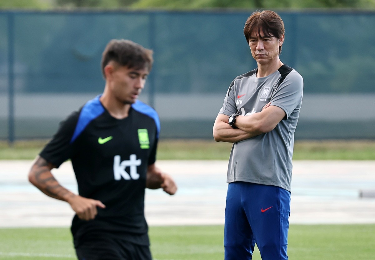 홍명보 한국 축구 국가대표팀 감독 '흠...잘하는데?' / 연합뉴스