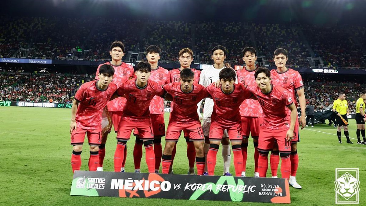 지난 10일 미국 테네시주 내슈빌 지오디스 파크에서 열린 멕시코와의 경기에서 선수들이 기념 촬영을 하고 있다. / 대한축구협회 제공
