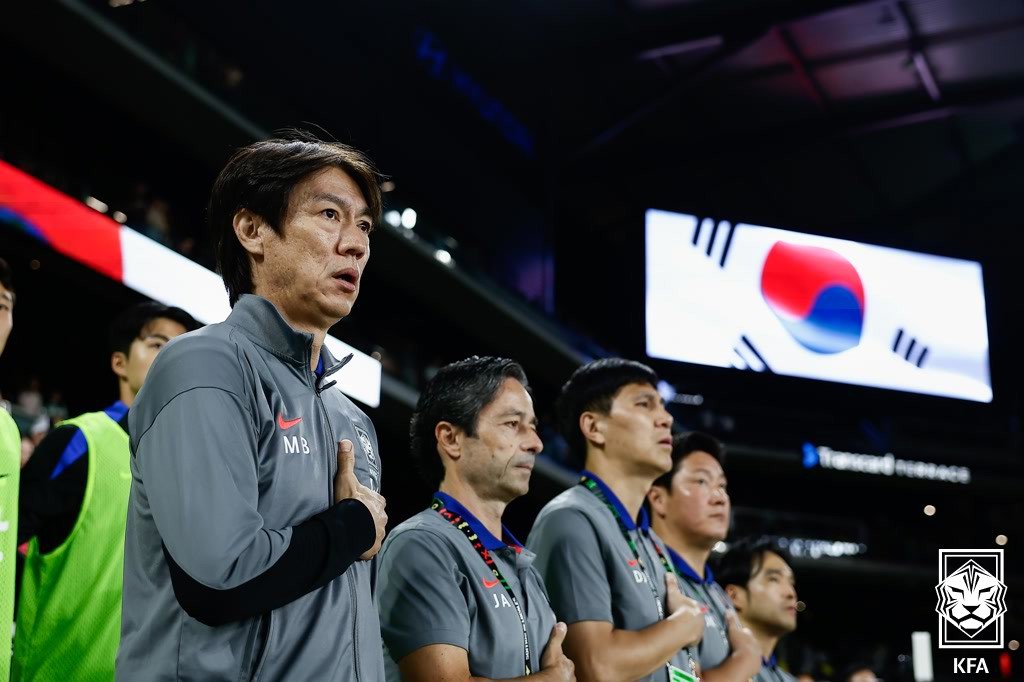 홍명보 감독이 지난 10일(한국시간) 미국 테네시주 내슈빌 지오디스 파크에서 열린 멕시코와의 경기에서 애국가를 제창하고 있다. / 뉴스1 (대한축구협회 제공)