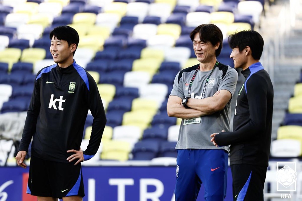 홍명보 대한민국 축구 국가대표팀 감독이 멕시코와의 친선경기를 앞두고 손흥민, 정상빈(오른쪽)과 함께 대화를 나누고 있다. / 뉴스1 (대한축구협회 제공)