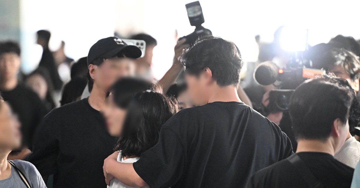 미국 이민당국에 의해 조지아주에 구금됐던 한국인 근로자들이 12일 인천국제공항 제2여객터미널을 통해 귀국한 뒤 주차장에서 가족과 만나고 있다. / 공동취재단, 뉴스1