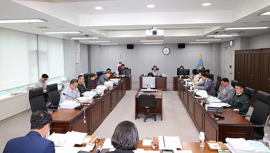 포항시의회 예산결산특별위원회 추경예산안 심사 모습/포항시의회