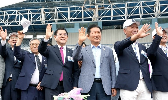 김영록 전라남도지사가 13일 경기도 부천종합운동장에서 열린 ‘광주전남시도민회 한마음 대축제’에서 정청래 민주당 대표를 비롯한 주요 내빈들과 각 시·군 향우회원들의 입장을 환영하고 있다.