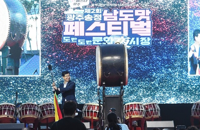 박병규 광주시 광산구청장이 개막을 알리는 큰북을 치고 있다. / 이하/노해섭 기자