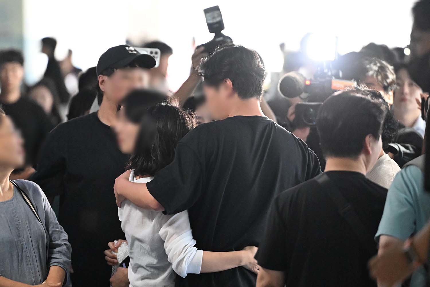 미국 이민당국에 의해 조지아주에 구금됐던 한국인 근로자들이 12일 인천국제공항 제2여객터미널을 통해 귀국한 뒤 주차장에서 가족과 만나고 있다. / 뉴스1
