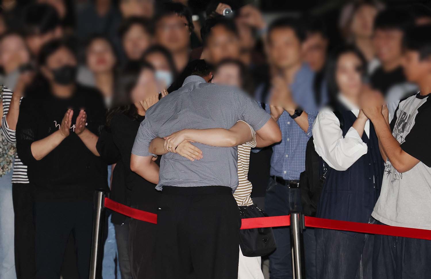 미국 이민 당국에 체포·구금됐다가 석방된 한국인 근로자들이 12일 오후 인천국제공항을 통해 귀국해 가족들과 인사를 나누고 있다. / 뉴스1