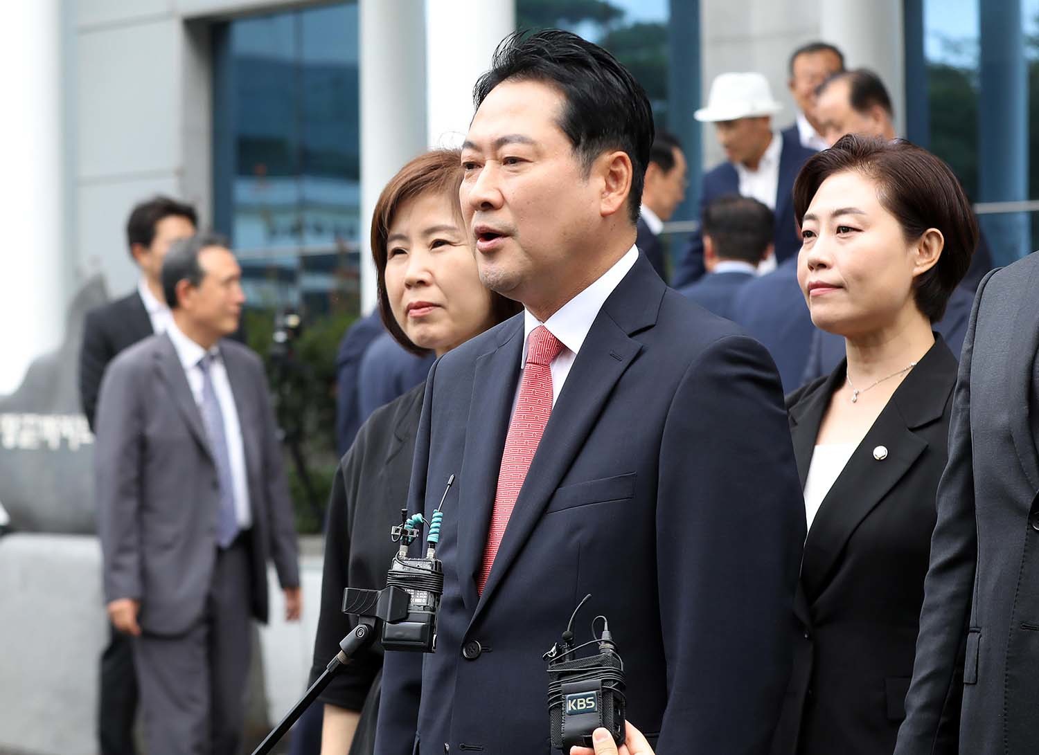 장동혁 국민의힘 대표가 14일 경찰에 최근 구속된 손현보 목사가 담임 목사로 있는 부산 강서구 세계로교회 예배에 참석하며 취재진 질문에 답하고 있다. / 뉴스1