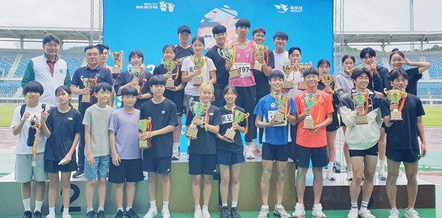 ‘제35회 교육감기 학년별육상경기대회’의 우승 지역 대표 학생들과 지도자, 관계자들이 트로피를 들고 기념사진촬영 하고 있다.