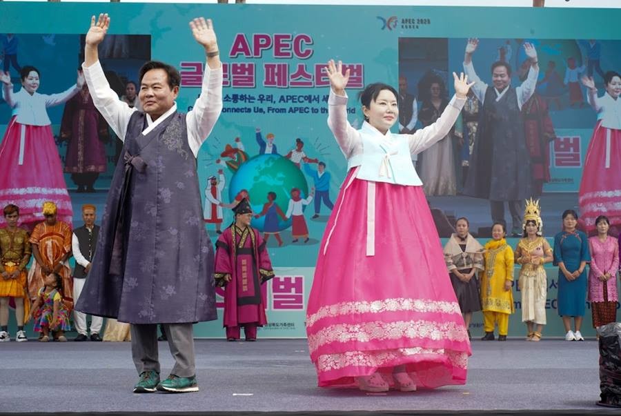 ‘APEC 글로벌 페스티벌’에서 김학홍 경북도 행정부지사(왼쪽)/이하 경북도