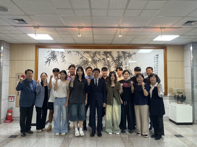 박승호 계명문화대 총장(앞줄 가운데), 국외표준현장실습학기제로 선발된 학생들, 대학 관계자들이 기념촬영을 하고 있다.  / 계명문화대 제공