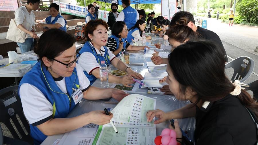 2025 포항시 자원봉사자 재능나눔 문화제에서 지홍선커뮤니티가 운영한 ‘한국형 MBTI 기질검사 & 소통코칭’ 부스가 큰 관심을 끌었다/ 이하 지홍선커뮤니티