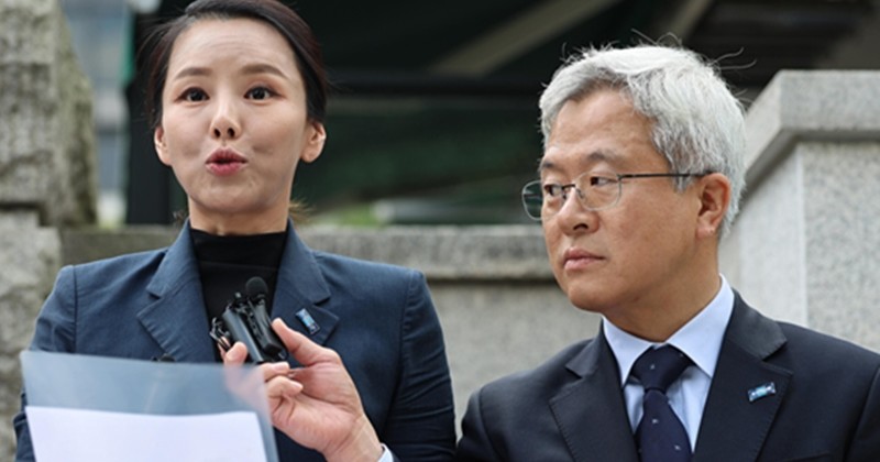 (왼쪽부터) 강미정 전 조국혁신당 대변인, 김보협 전 수석대변인 / 뉴스1