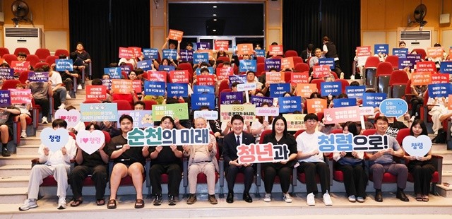 노관규 순천시장과 순천제일대학교 학생들이 청렴 실천 의지를 담은 플래카드 퍼포먼스를 펼치고 있다.