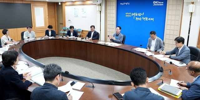 김영록 전라남도지사가 12일 도청 정약용실에서 도 실·국장들이 참석한 가운데 이재명 대통령 100일 기자회견 후속대책과 관련해 현안회의를 주재하고 있다.