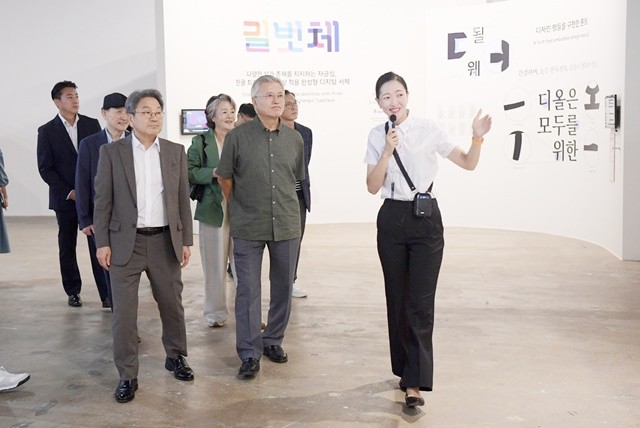 강기정 광주광역시장이 12일 광주를 찾은 문재인 전 대통령, 김정숙 여사와 함께 '2025 광주디자인비엔날레'를 관람하고 있다. /광주광역시 제공
