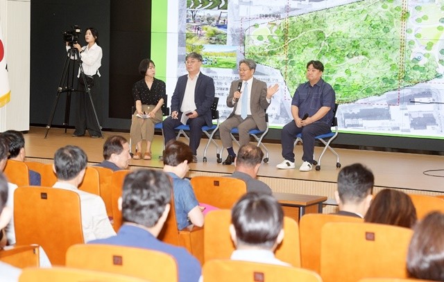 강기정 광주광역시장이 12일 오후 북광주농협 하나로마트 대회의실에서 열린 신용공원 조성 주민설명회에 참석해 인사말을 한 후 주민의견 청취 및 질의응답을 하고 있다. /광주광역시 제공