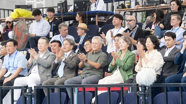 강기정 광주광역시장이 12일 문재인 전 대통령, 김정숙 여사와 함께 5·18민주광장 특설경기장에서 열린 '광주 2025 현대세계양궁선수권대회' 리커브 여자 개인전을 관람하고 있다./광주광역시 제공
