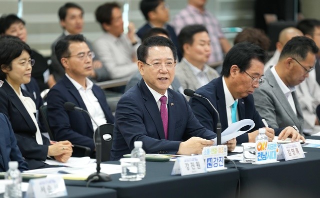 김영록 전라남도지사가 12일 강진군 푸소센터에서 열린 ‘강진군 정책비전 투어’ 행사에 참석해 토론을 주재하고 미래 비전 및 정책현안 등 지역 발전에 대한 의견과 제안에 대한 질문에 답변을 하고 있다.